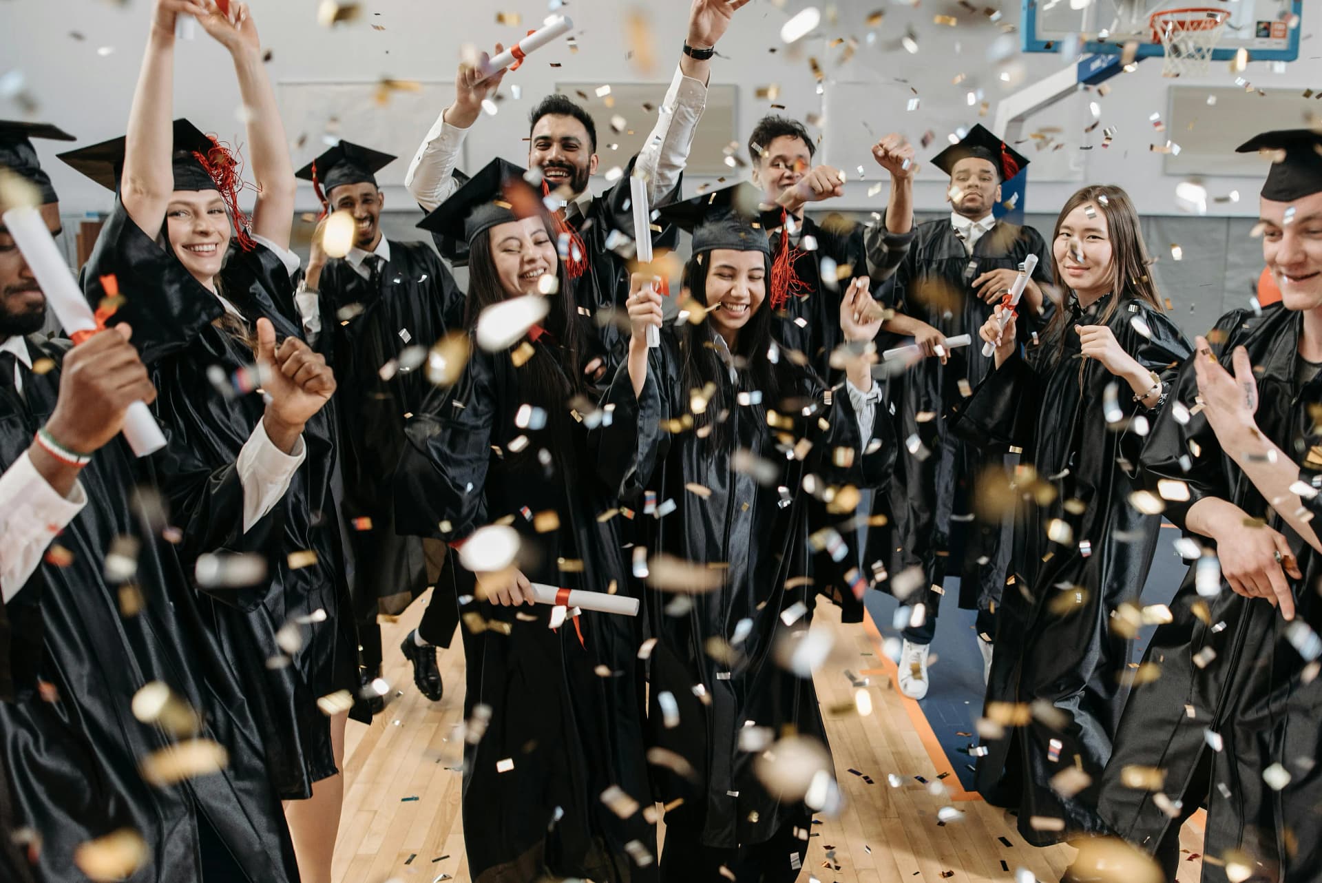 Alunos formados comemorando sucesso